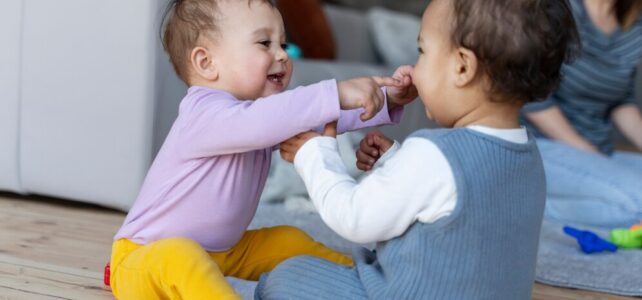 Com quantos meses o bebê engatinha?