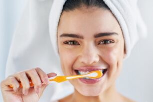 Como Manter a Saúde Bucal em Casa Após a Instalação de Próteses Dentárias
