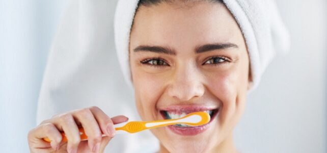 Como Manter a Saúde Bucal em Casa Após a Instalação de Próteses Dentárias