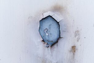 6 formas de tapar furo na parede