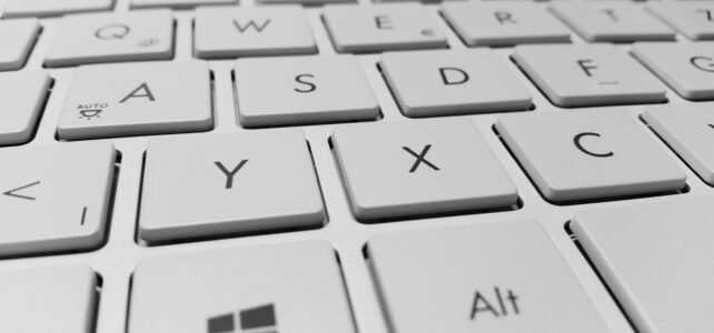 Como digitar a barra invertida \ e a barra vertical em pé | Como digitar a barra invertida \ e a barra vertical em pé |