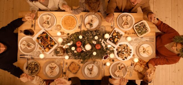 Como fazer Enfeites de Natal com Garrafas de Vidro bem criativos