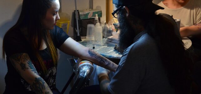 Por que a tatuagem de borboleta pode gerar polêmica?
