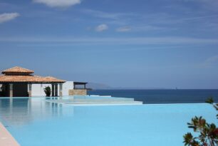 Vantagens e Desvantagens de ter uma Piscina Branca em Casa